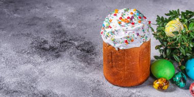 Paskalya pastası ve paskalya yumurtası, geleneksel tatil tasarımı (Mutlu Paskalyalar) menü konsepti. Yemek geçmişi. Üst Manzara. Boşluğu kopyala