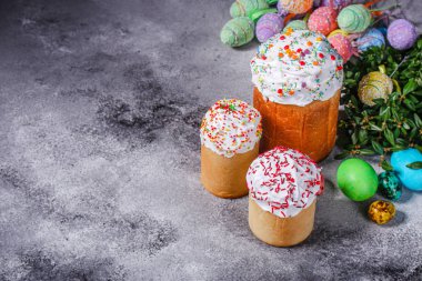 Paskalya pastası ve paskalya yumurtası, geleneksel tatil tasarımı (Mutlu Paskalyalar) menü konsepti. Yemek geçmişi. Üst Manzara. Boşluğu kopyala