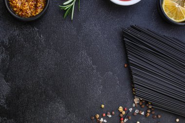 Mürekkepbalığı mürekkepli makarna (sağlıklı beslenme, siyah renk) menü konsepti. Yemek geçmişi. Üst Manzara. Boşluğu kopyala