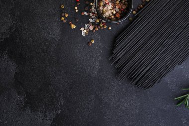 Mürekkepbalığı mürekkepli makarna (sağlıklı beslenme, siyah renk) menü konsepti. Yemek geçmişi. Üst Manzara. Boşluğu kopyala