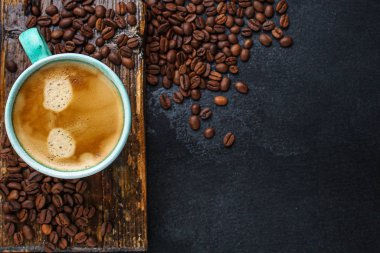 Kahve ve kahve taneleri (içecek, lezzetli sıcak içecek). Üst Manzara. Boşluğu kopyala