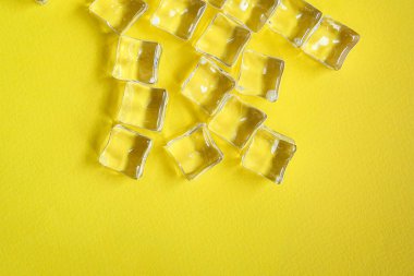 Buz küpleri. Yapay kristal şeffaf parça. konsept. Yemek geçmişi. Üst Manzara. Boşluğu kopyala