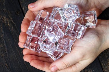 Buz küpleri. Yapay kristal şeffaf parça. konsept. Yemek geçmişi. Üst Manzara. Boşluğu kopyala