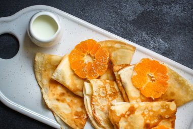 Turunçgil, reçel ve böğürtlenli krepler (ince krepler, mandalina, yabanmersini) menü konsepti. Geçmişi. Üst Manzara. Boşluğu kopyala