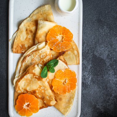 Turunçgil, reçel ve böğürtlenli krepler (ince krepler, mandalina, yabanmersini) menü konsepti. Geçmişi. Üst Manzara. Boşluğu kopyala