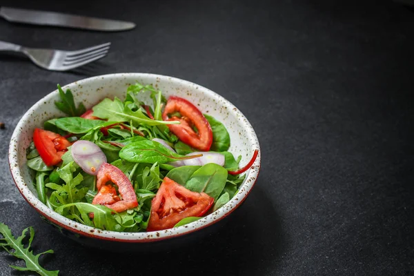 Zdravý Salát Rajčata Míchané Listy Cibule Další Ingredience Veganský Top — Stock fotografie