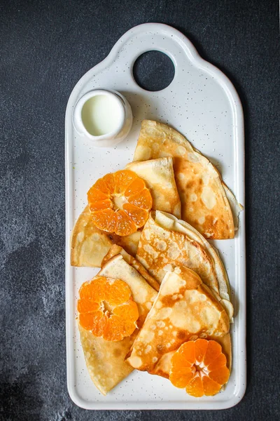 Crêpes Mit Zitrusfrüchten Marmelade Und Beeren Dünne Pfannkuchen Mandarine Blaubeere — Stockfoto