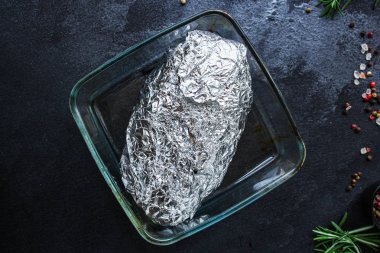 Kızartma ağında köfte domuz eti (lezzetli ve sağlıklı çiğ et yiyecekler) menü keto veya paleo konsepti. Geçmişi. Üst Manzara. Boşluğu kopyala