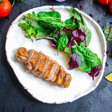 Ördek göğsü salatası, menü konsepti yiyecek keto ya da paleo diyeti. Üst Manzara. metin için boşluk kopyala 