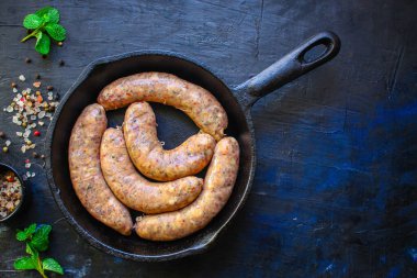 Etli sosis, baharatlı ızgara et, çiğ mangal hazırlama, menü konsepti gıda arka plan keto veya paleo diyeti. Üst Manzara. metin için boşluk kopyala 