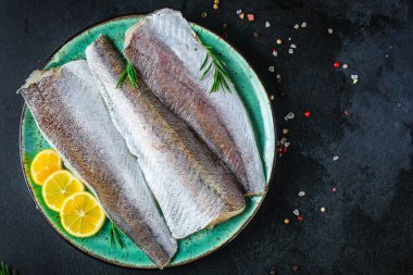 balık çiğ hake (yemek pişirmek için malzemeler seti) peskataryan, keto veya paleo diyet besin arka planı. Üst Manzara. metin için boşluk kopyala