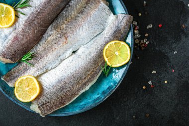 balık çiğ hake (yemek pişirmek için malzemeler seti) peskataryan, keto veya paleo diyet besin arka planı. Üst Manzara. metin için boşluk kopyala