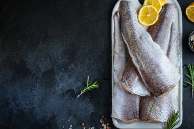 balık çiğ hake (yemek pişirmek için malzemeler seti) peskataryan, keto veya paleo diyet besin arka planı. Üst Manzara. metin için boşluk kopyala