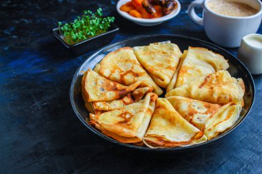Krep Lezzetli Tatlı (ince krep, sağlıklı kahvaltı) menü konsepti. Geçmişi. Üst Manzara. metin için boşluk kopyala