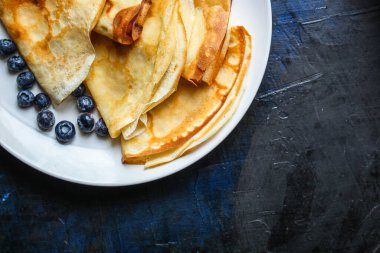 Krep Lezzetli Tatlı (ince krep, sağlıklı kahvaltı) menü konsepti. Geçmişi. Üst Manzara. metin için boşluk kopyala
