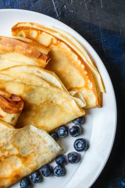 Krep Lezzetli Tatlı (ince krep, sağlıklı kahvaltı) menü konsepti. Geçmişi. Üst Manzara. metin için boşluk kopyala
