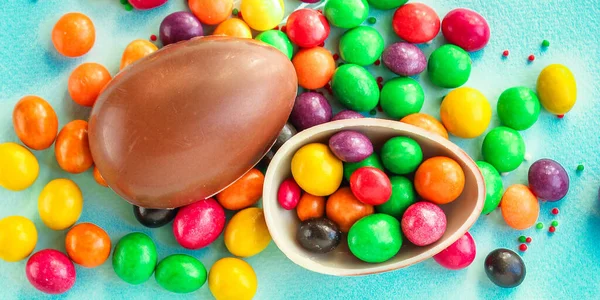 チョコレートの卵とキャンディーイースターの装飾 メニューのコンセプトの背景 最上階だ テキストのコピースペース — ストック写真