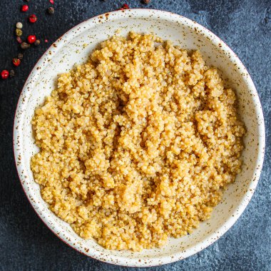 Pişmiş kinoa, haşlanmış tahıl lapası (sağlıklı diyet yeme) menü kavramı. Üst Manzara. metin için boşluk kopyala