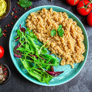 Pişmiş kinoa, haşlanmış tahıl lapası (sağlıklı diyet yeme) menü kavramı. Üst Manzara. metin için boşluk kopyala