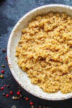 Pişmiş kinoa, haşlanmış tahıl lapası (sağlıklı diyet yeme) menü kavramı. Üst Manzara. metin için boşluk kopyala