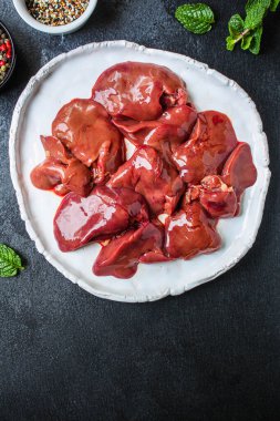 Çiğ tavuk ciğeri (sağlıklı beslenme) keto veya paleo diyet menüsü kavramı. Üst Manzara. metin için boşlukları kopyala