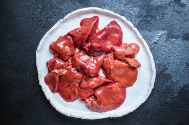 Çiğ tavuk ciğeri (sağlıklı beslenme) keto veya paleo diyet menüsü kavramı. Üst Manzara. metin için boşlukları kopyala