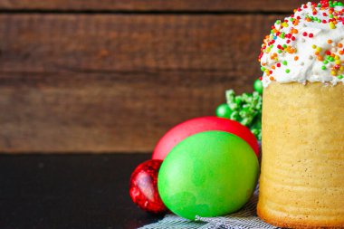 Paskalya pastası ve paskalya yumurtası, geleneksel tatil kompozisyonu mutlu paskalyalar, menü konsepti. Yemek geçmişi. Üst Manzara. Boşluğu kopyala