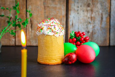 Paskalya pastası ve paskalya yumurtası, geleneksel tatil kompozisyonu mutlu paskalyalar, menü konsepti. Yemek geçmişi. Üst Manzara. Boşluğu kopyala