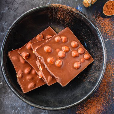 Çikolatalı fındık ve badem (tatlı tatlı atıştırması) menü konsepti. Geçmişi. Üst Manzara. metin için boşluk kopyala