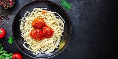 Makarna spagetti köftesi, domates sosu, ana menü konsepti, yemek arkaplanı, diyet. Üst Manzara. metin için boşluk kopyala