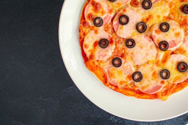 Pizza sosisli salam, zeytin ve peynir. Menü konsepti yemek geçmişi. Üst Manzara. metin için boşluk kopyala