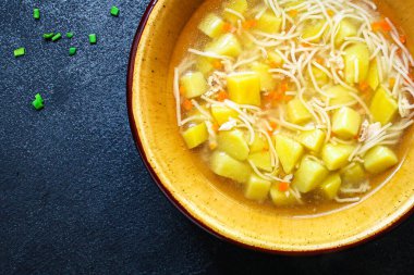 Tavuk çorbası sebzesi sağlıklı beslenme menüsü konsepti. Keto ya da paleo diyet gıda geçmişi. Metin için üst görünüm kopyalama alanı 