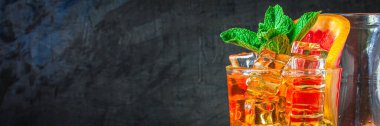Buzlu limonata. Menü konsepti, yemek arkaplanı, keto ya da paleo diyeti. Üst Manzara. metin için boşluk kopyala