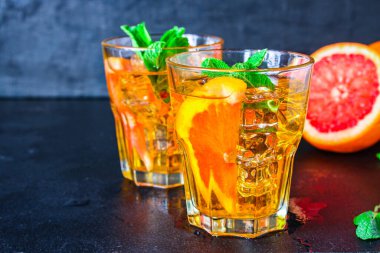 Buzlu limonata. Menü konsepti, yemek arkaplanı, keto ya da paleo diyeti. Üst Manzara. metin için boşluk kopyala