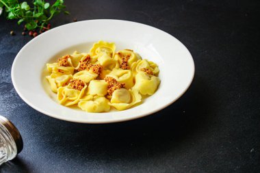 Tortellini, dolgulu makarna (ravioli veya hamur tatlısı) ikinci tabak Menü konsepti. Yemek geçmişi. Metin için üst görünüm kopyalama alanı
