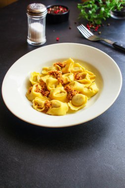 Tortellini, dolgulu makarna (ravioli veya hamur tatlısı) ikinci tabak Menü konsepti. Yemek geçmişi. Metin için üst görünüm kopyalama alanı