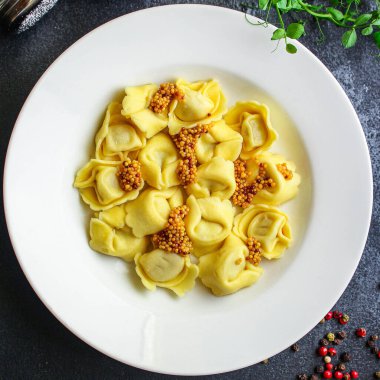 Tortellini, dolgulu makarna (ravioli veya hamur tatlısı) ikinci tabak Menü konsepti. Yemek geçmişi. Metin için üst görünüm kopyalama alanı
