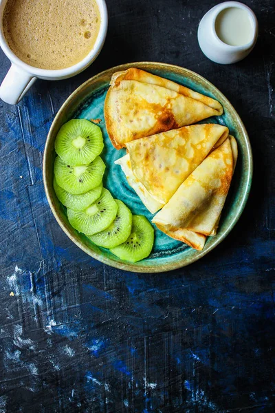 Pfannkuchen Oder Dünne Crêpes Mit Kiwi Süßes Dessert Lebensmittel Hintergrund — Stockfoto