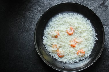 Risotto karides karides deniz ürünleri pirinç menüsü konsepti. Yemek geçmişi. text keto ya da paleo diyetleri için üst görünüm kopyalama alanı