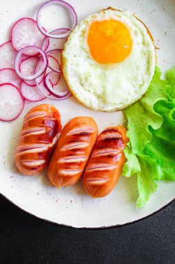 Sağlıklı kahvaltı, kızarmış yumurta sosis ve sebze menüsü konsepti. Yemek geçmişi. text keto ya da paleo diyetleri için üst görünüm kopyalama alanı