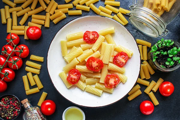 Pâtes Avec Des Tomates Prêtes Manger Des Aliments Sainstortiglioni Sauce — Photo
