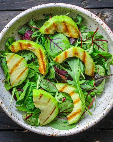 Zdravý Salát Grilované Avokádo Zelené Listy Vegetariánské Nebo Dietní Jídlo — Stock fotografie