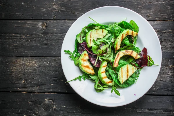 Gezonde Salade Gegrilde Avocado Groene Bladeren Vegetarische Dieetvoeding Menu Concept — Stockfoto