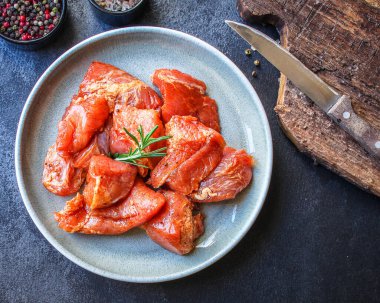 Masadaki bir tabakta çiğ domuz eti veya sığır eti (sağlıklı yemek, terbiye ve baharat karışımı) menü konsepti. Üst Manzara. metin için boşluk kopyala
