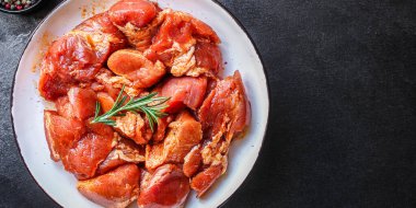 Masadaki bir tabakta çiğ domuz eti veya sığır eti (sağlıklı yemek, terbiye ve baharat karışımı) menü konsepti. Üst Manzara. metin için boşluk kopyala