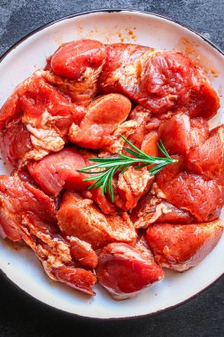 Masadaki bir tabakta çiğ domuz eti veya sığır eti (sağlıklı yemek, terbiye ve baharat karışımı) menü konsepti. Üst Manzara. metin için boşluk kopyala