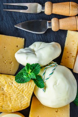 Scamorza peyniri, Pasta Filata (peynir ürünü,) menü kavramı arka planı. Üst Manzara. metin için boşluk kopyala