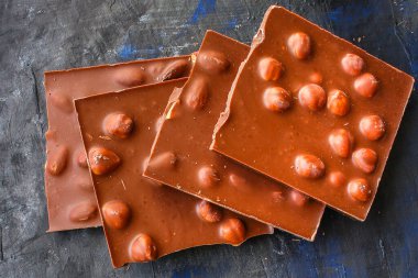 Çikolatalı fındık ve badem (tatlı tatlı atıştırmalıklar) keto veya paleo diyet menüsü kavramı. Geçmişi. Üst Manzara. metin için boşluk kopyala 