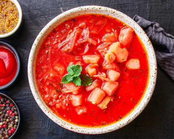 Piros Paradicsom Leves Zöldségek Hús Borsch Konyha Menü Koncepció Keto — Stock Fotó