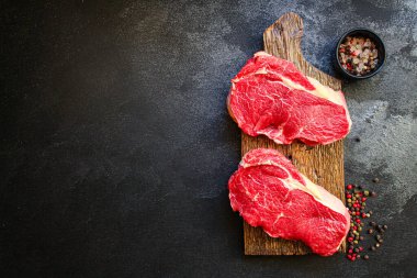 Çiğ biftek (sığır eti veya dana eti pişirme) menü kavramı keto veya paleo dietbackground. Üst Manzara. metin için boşlukları kopyala
